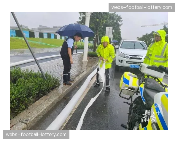 欧塞尔主场草皮因持续降雨出现部分积水，赛前紧急进行排水作业