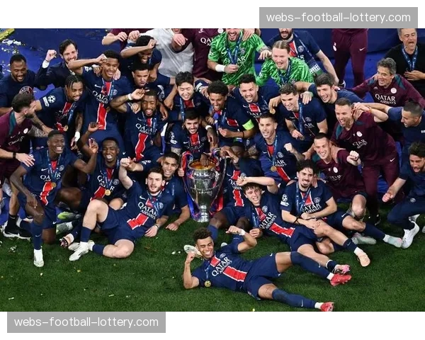 官方：巴黎圣日耳曼小将埃梅里当选三月法甲最佳年轻球员